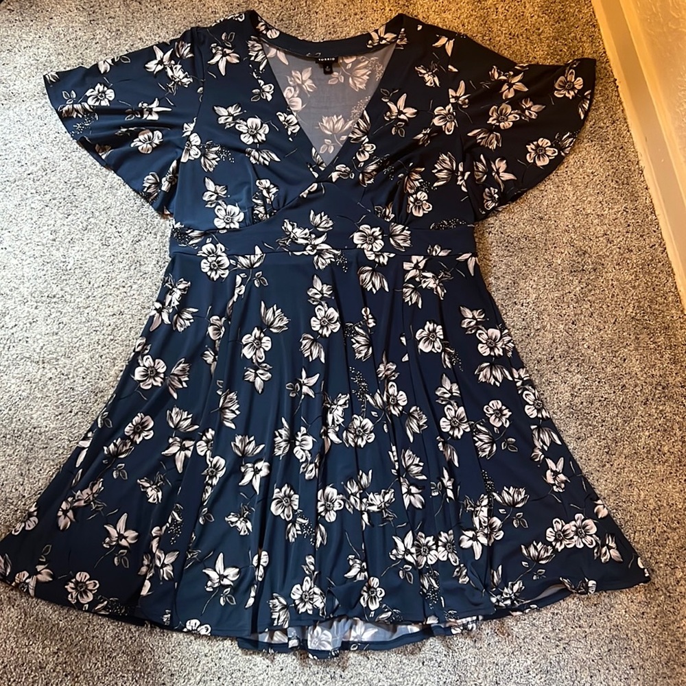 Torrid blue and white floral A-line dress, flutter sleeves, size 2X